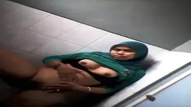 Ukhti Dosen Hijab Cantik Pamer Dada Di Toilet